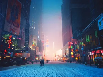 Le strade di Times Square chiuse al traffico per una bufera di neve.
